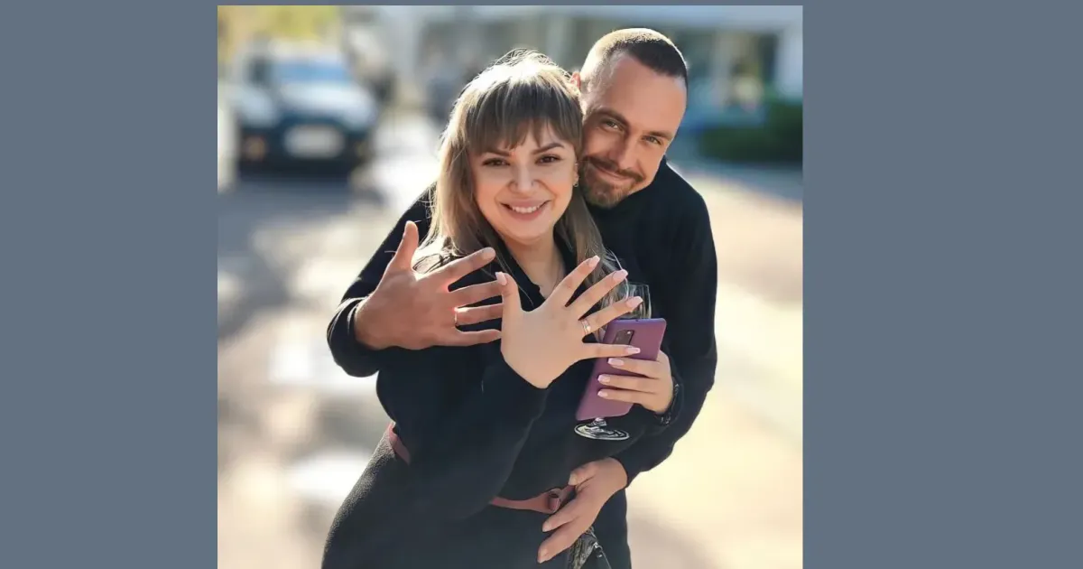Фото - фейсбук / Павло Фесенко На цьому весіллі не було білої сукні та костюма з метеликом. А всі кошти, які Світлані та Павлу подарували друзі, вони вклали в найголовніше для них на зараз — у придбання автівки для 142-ої окремої піхотної бригади — підрозділу, де зараз служить Павло.
А познайомилися вони… на сайті знайомств!