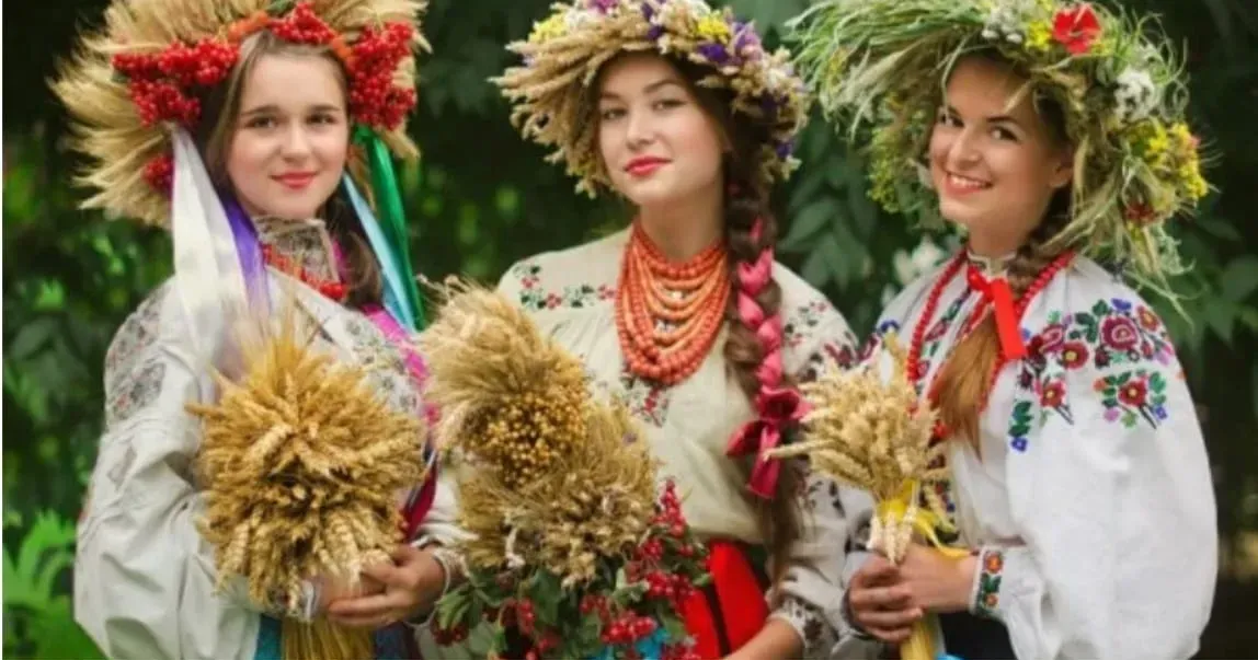 Фото - фейсбук/Шелудьківський будинок культури Конкурс сімейного фото до Всесвітнього дня вишиванки проводять у Шелудьківці на порталі Gromada Group