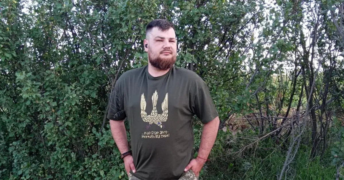 Сергій Бондар у футболці від ТНМК. Фото - фейсбук / Віта Чуб-Опалінська Футболку з підписом фронтменів ТНМК від шелудьківських волонтерок отримує військовий на порталі Gromada Group