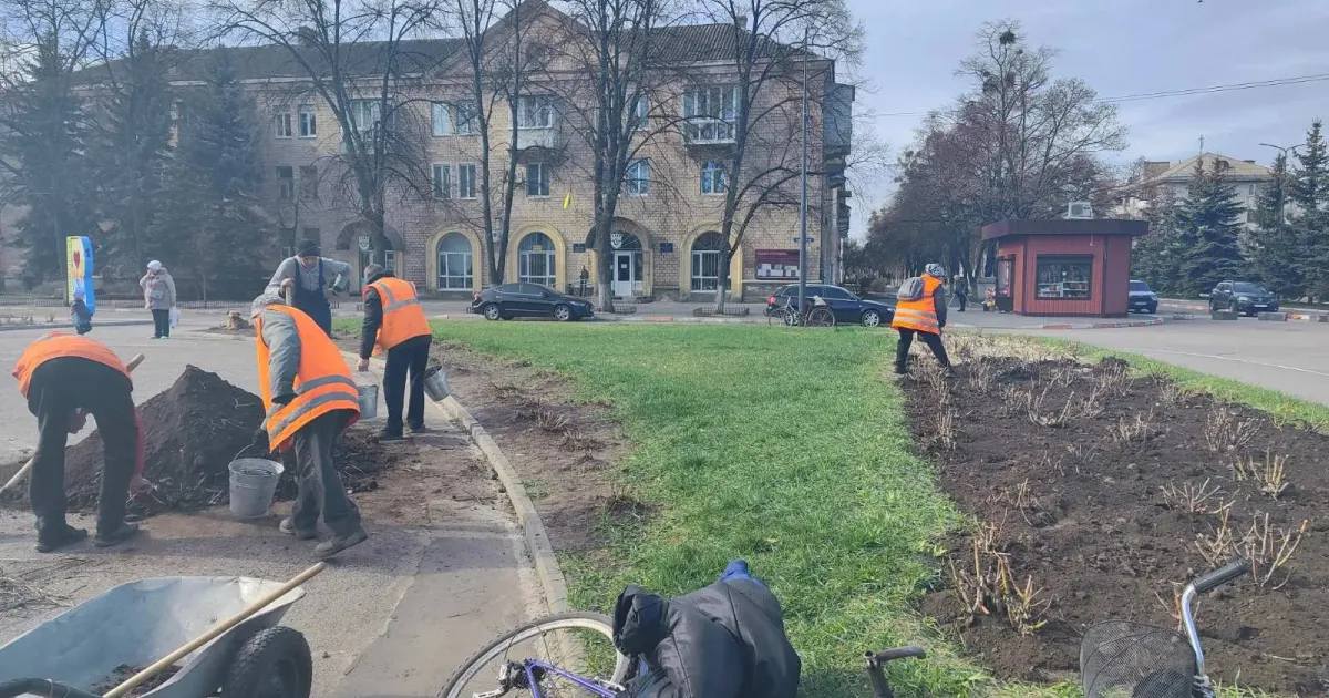 Фото - КП «Комунальник» Бригада озеленення підсипала ґрунт на клумби з трояндами, електромонтери проводили ремонтні роботи по заявах мешканців на порталі Gromada Group
