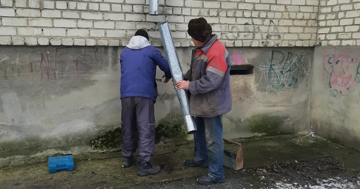Фото - КП «Комунальник» Будівельна бригада займалася заміною пошкоджених ділянок водостічних труб у Слобожанському на порталі Gromada Group