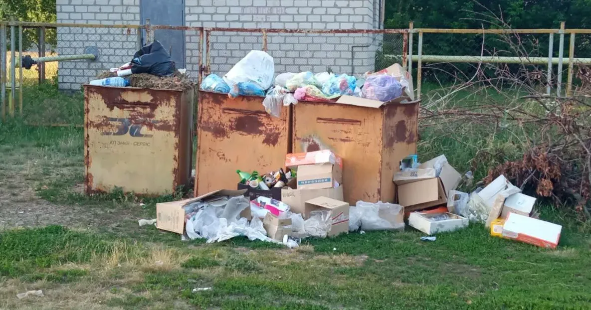 Сміттєві баки в Геніївці. Фото - соцмережі На території Слобожанської громади «Зміїв-сервіс» з 1 червня не вивозить сміття на порталі Gromada Group