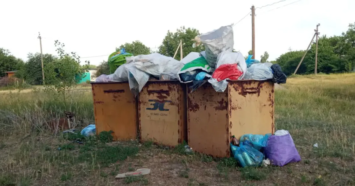Майданчик для збору сміття в Геніївці. Фото - соцмережі З 1 червня жителі чотирьох старостатів Слобожанської громади тимчасово не платитимуть за вивіз сміття на порталі Gromada Group
