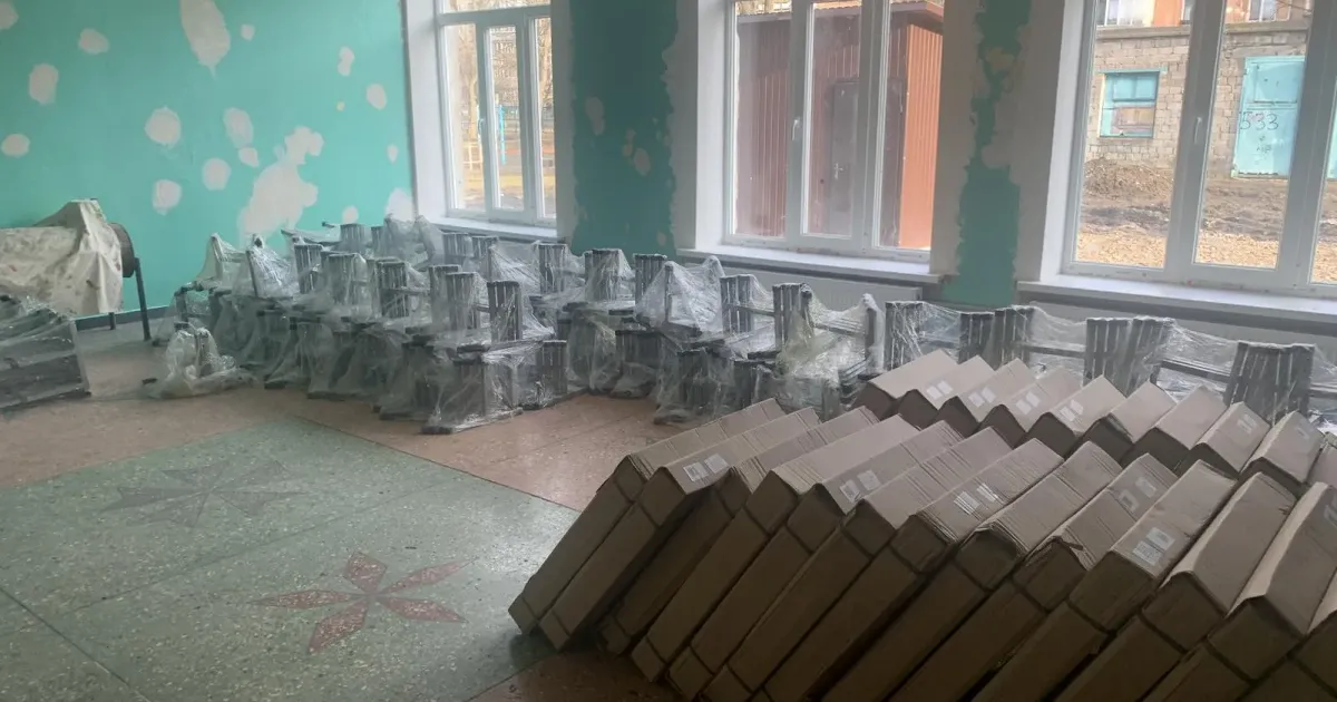 Фото - Відділ освіти Слобожанської селищної ради Слобожанський ліцей №1 отримав нові меблі в раках проєкту «Відновлення шкіл в Україні» на порталі Gromada Group