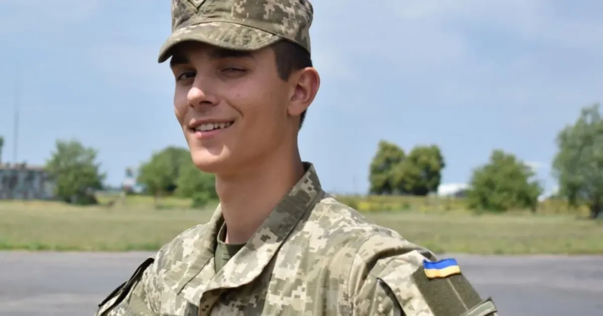 Леонід Тимошенко Рідні харківського льотчика Леоніда Тимошенка, який похований у Скрипаях, збирають підписи під петицією про присвоєння йому звання Героя України на порталі Gromada Group