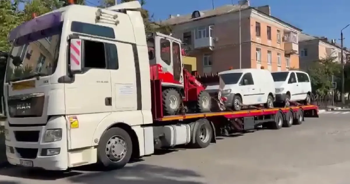 Фото - скріншот В рамках спільного проєкту Слобожанська громада отримала автомобіль та фронтальний навантажувач