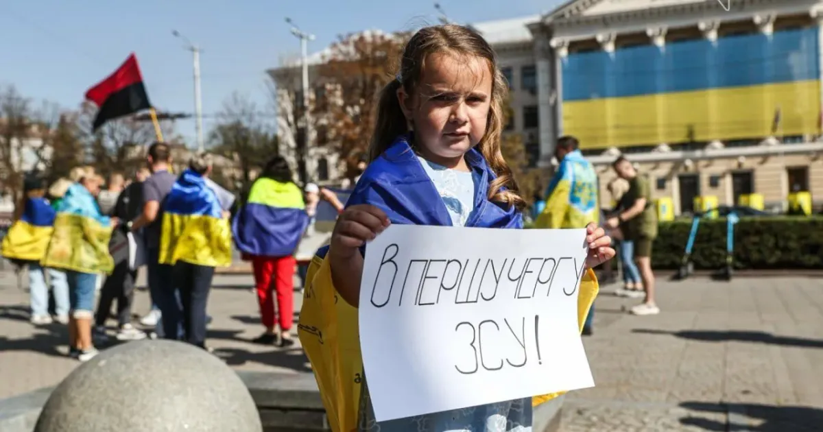 Фото: 061.ua У Запоріжжі люди виборюють у міської влади право витратити державні кошти не на "бруківку", а на обороноздатність регіону від ворога. Чи відгукується ця тенденція в інших містах України?