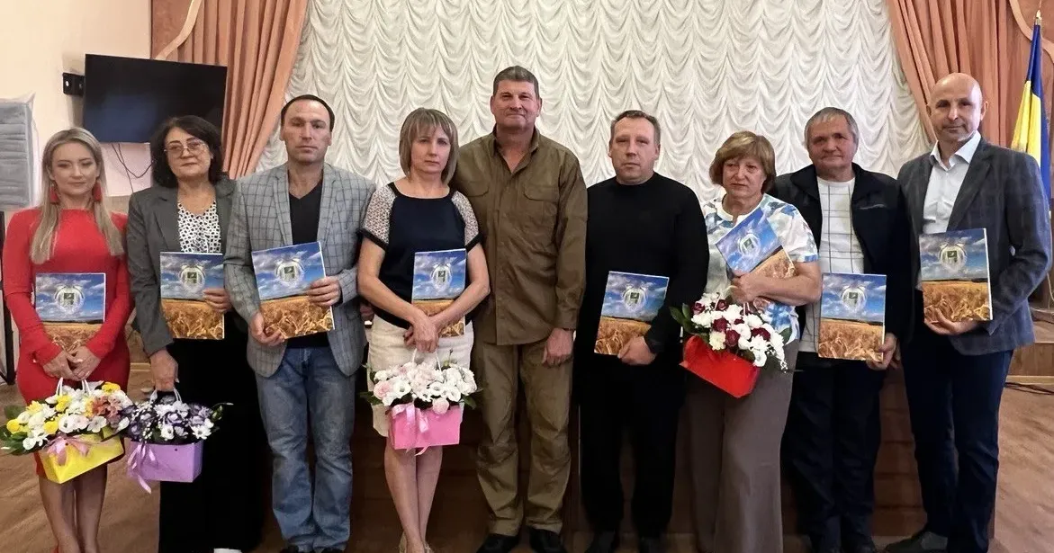 Фото - Чугуївська РВА та Слобожанська селищна рада У Слобожанському вручили відзнаки з нагоди Дня селища (фото) на порталі Gromada Group