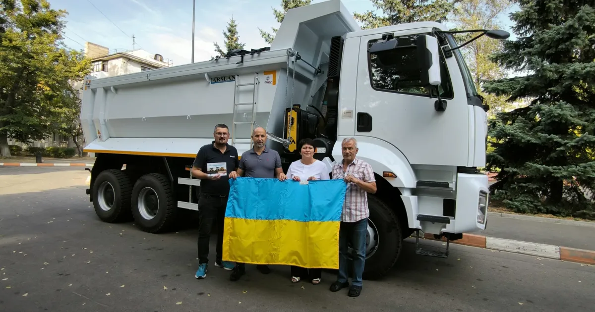 Фото - Слобожанська селищна рада Слобожанська громада від партнерів отримала самоскид на порталі Gromada Group