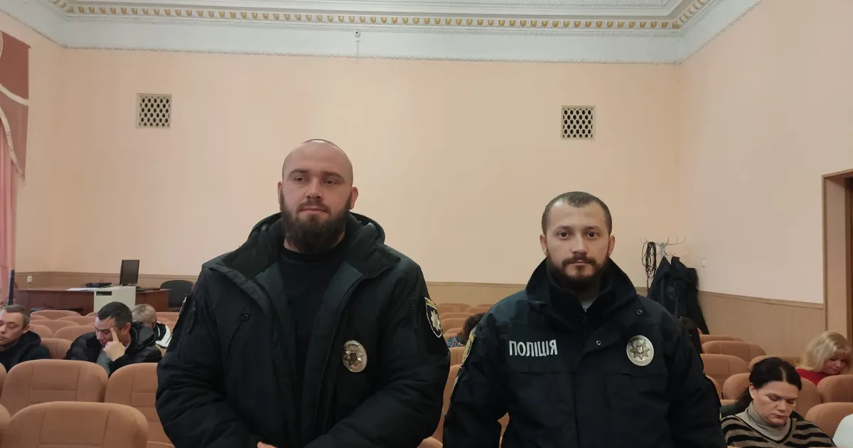 Фото - Слобожанська селищна рада З листопада 2022 року правопорядок на території Слобожанської громади забезпечував лише один поліцейський. Днями Дмитро ДІхтяр представив ще двох