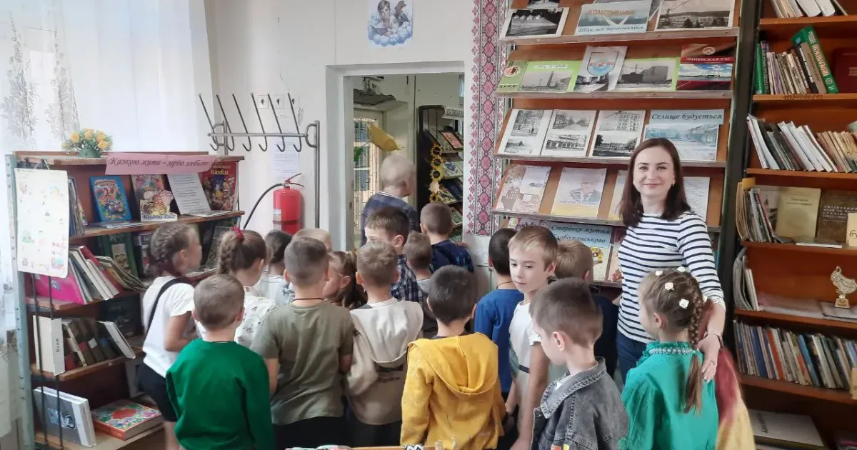 Фото - фейсбук / Слобожанська селищна бібліотека для дітей-філія Першокласники завітали на екскурсію до Слобожанської бібліотеки на порталі Gromada Group